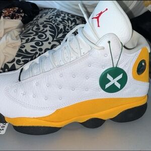 Jordans size 8 white and yellow